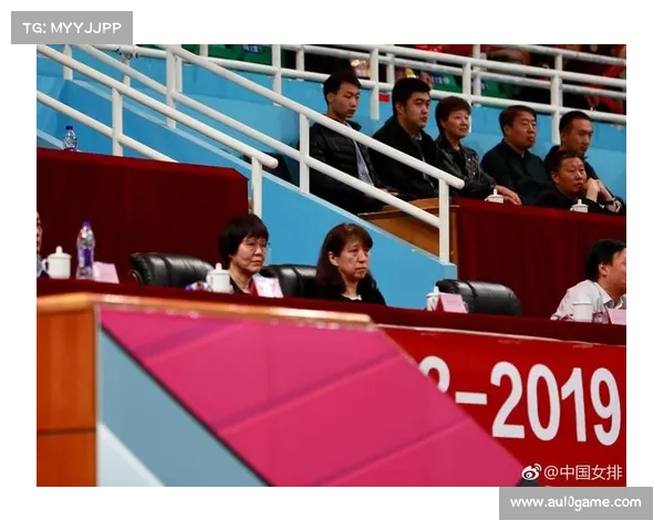 羽超联赛观众席星光熠熠，退役国手现身观战指导年轻球员